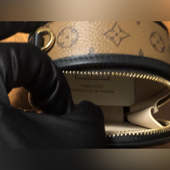 Bnwt Authentic Louis Vuitton mini Boite Chapeau Necklace, beautiful collectible - Picture 5 of 5